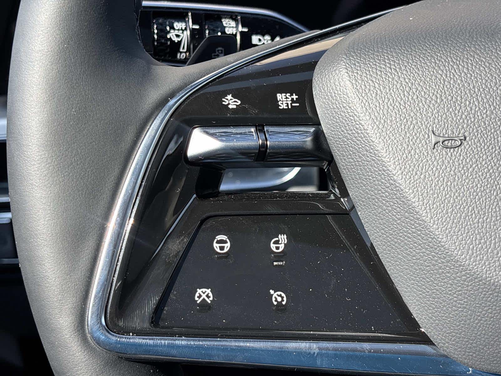 2025 Cadillac LYRIQ Luxury 2