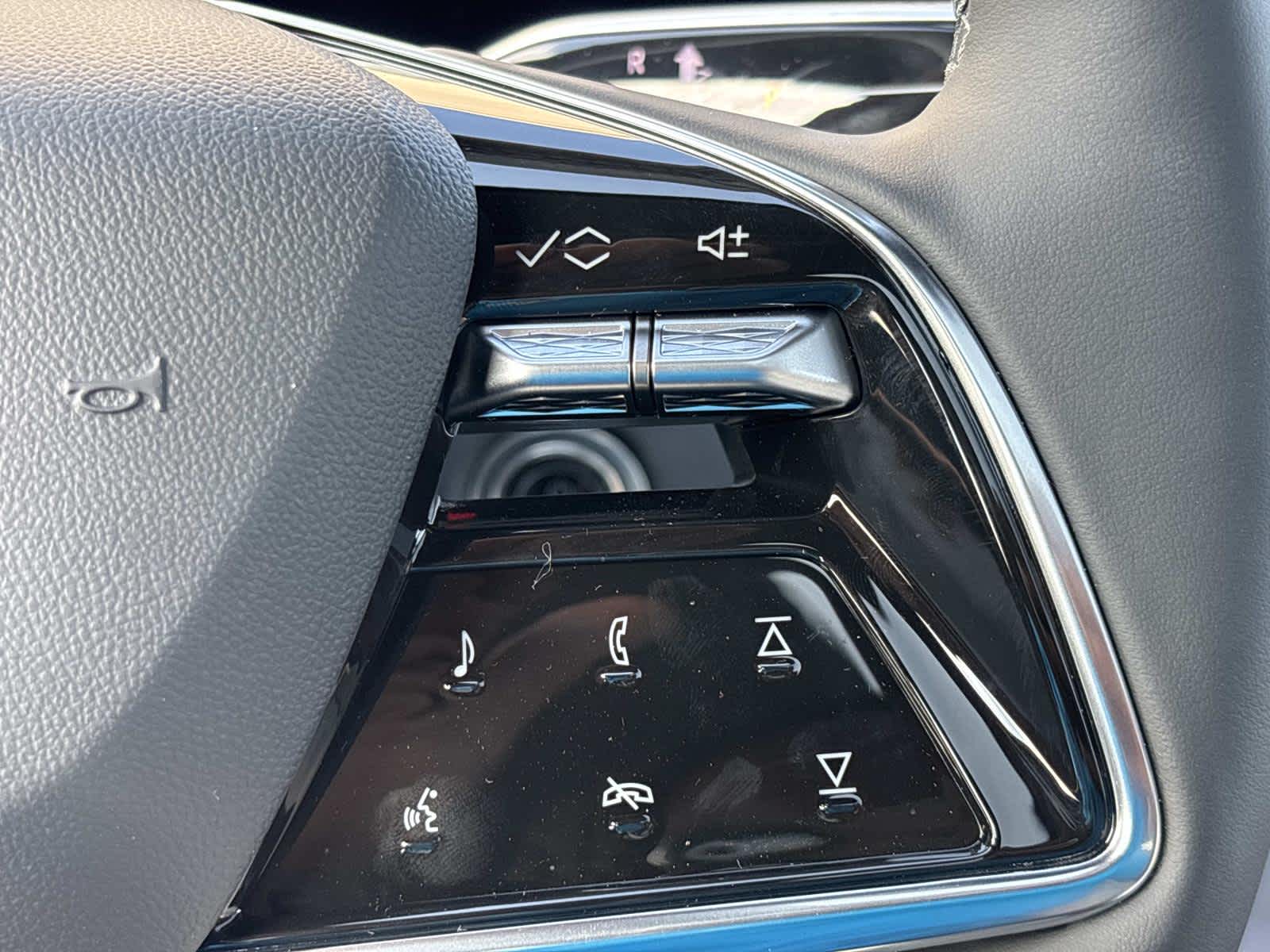 2025 Cadillac LYRIQ Luxury 2