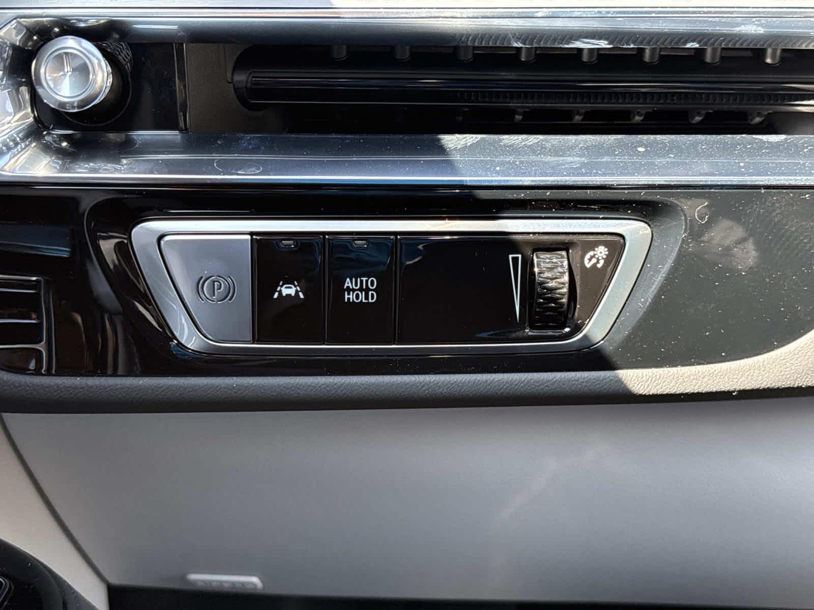 2025 Cadillac LYRIQ Luxury 2