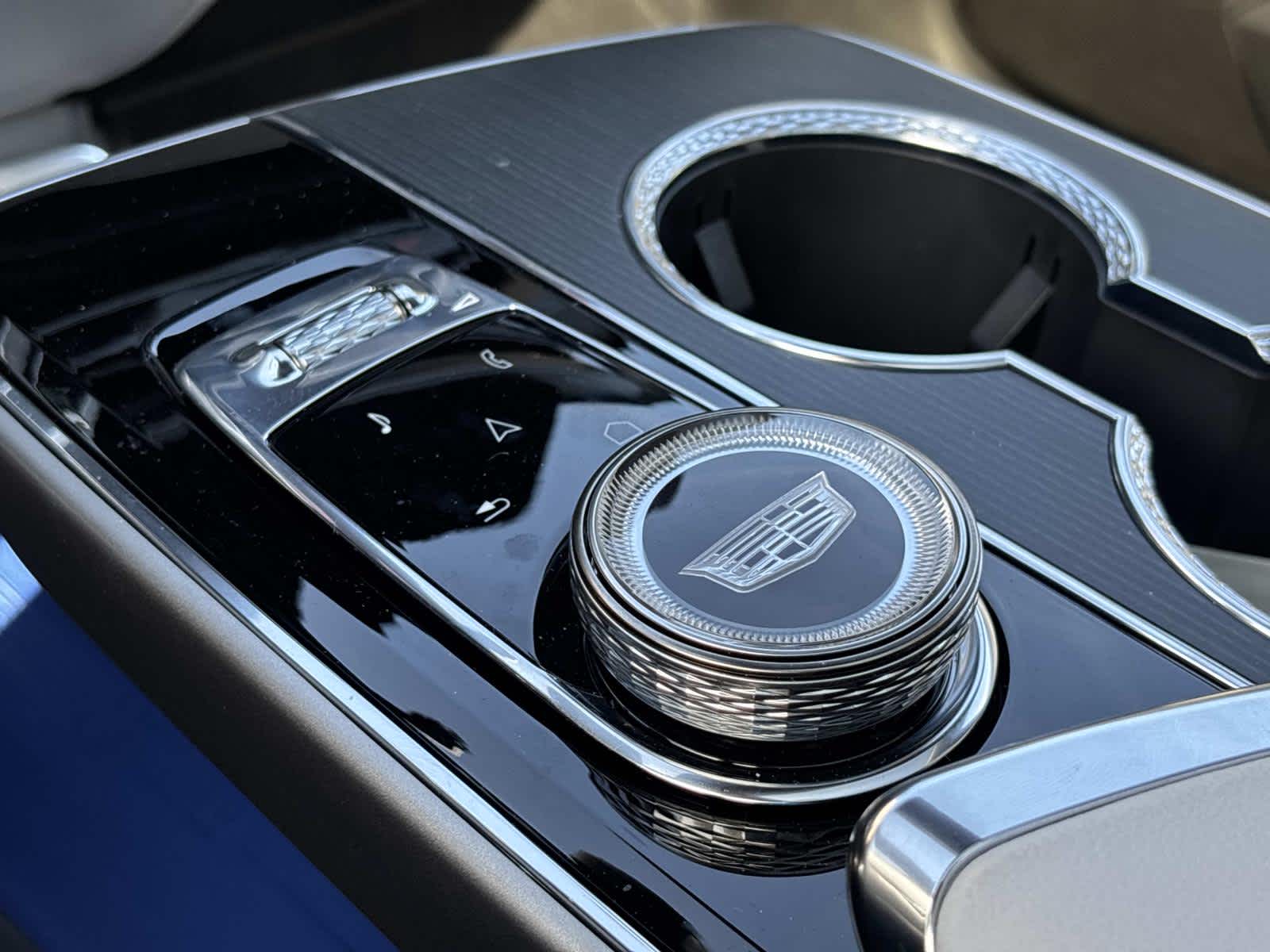 2025 Cadillac LYRIQ Luxury 2