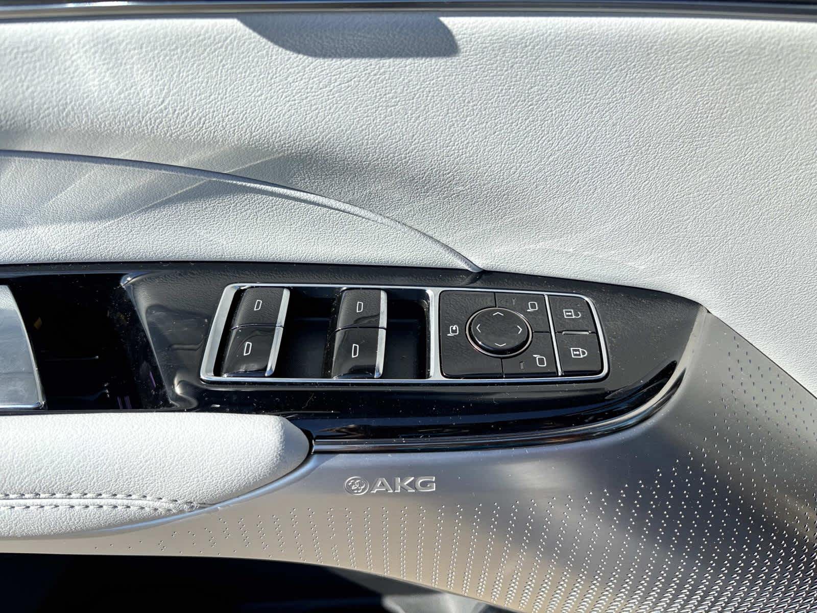 2025 Cadillac LYRIQ Luxury 2