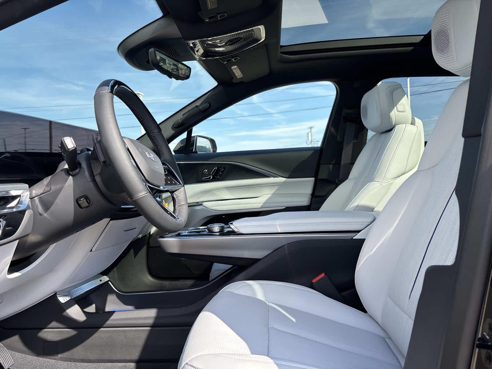 2025 Cadillac LYRIQ Luxury 2