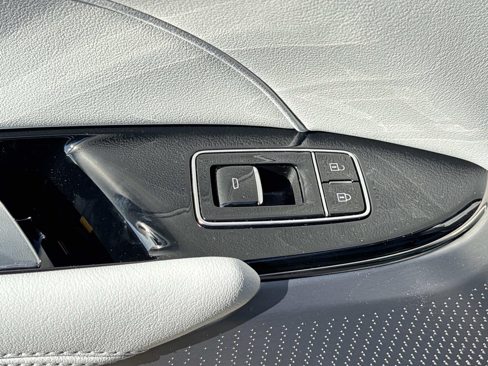 2025 Cadillac LYRIQ Luxury 2