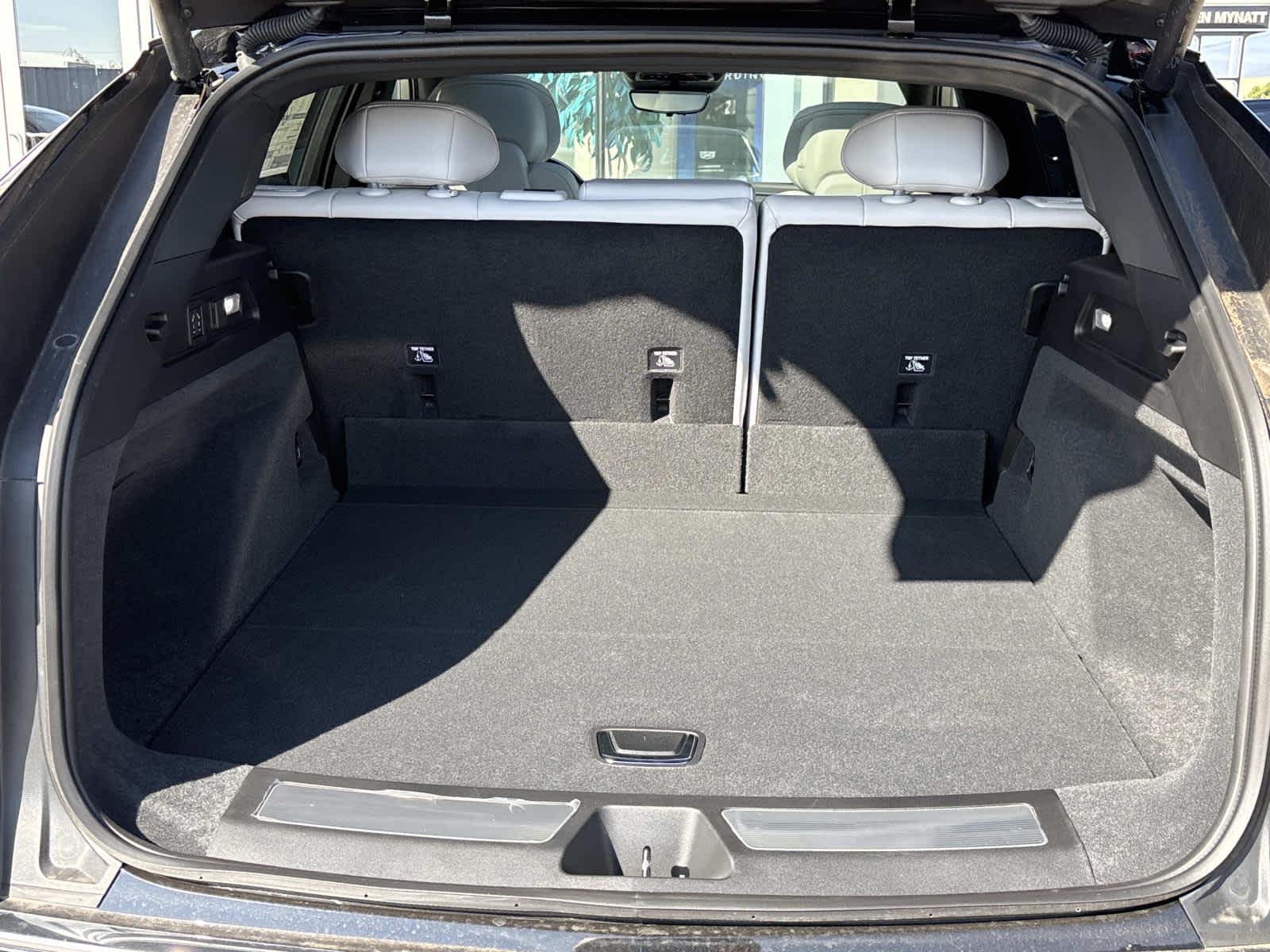 2025 Cadillac LYRIQ Luxury 2