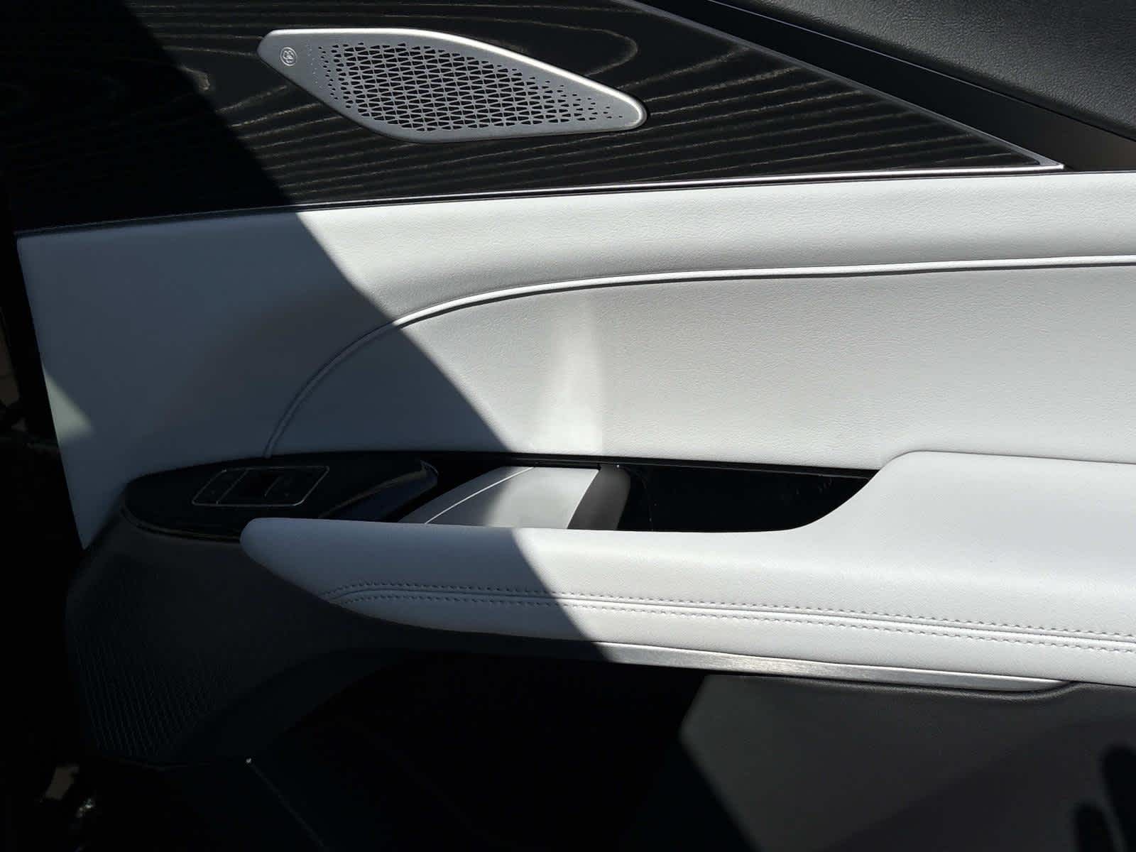 2025 Cadillac LYRIQ Luxury 2