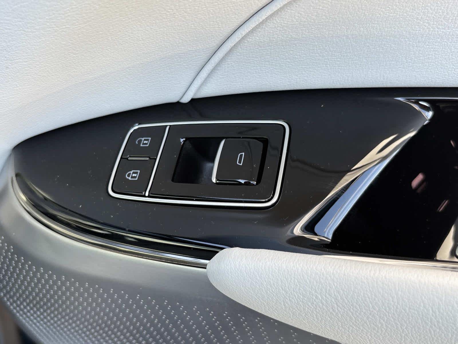 2025 Cadillac LYRIQ Luxury 2