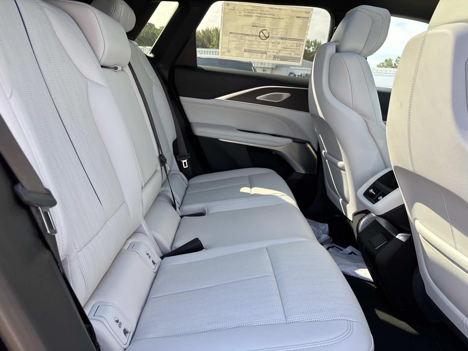 2025 Cadillac LYRIQ Luxury 2