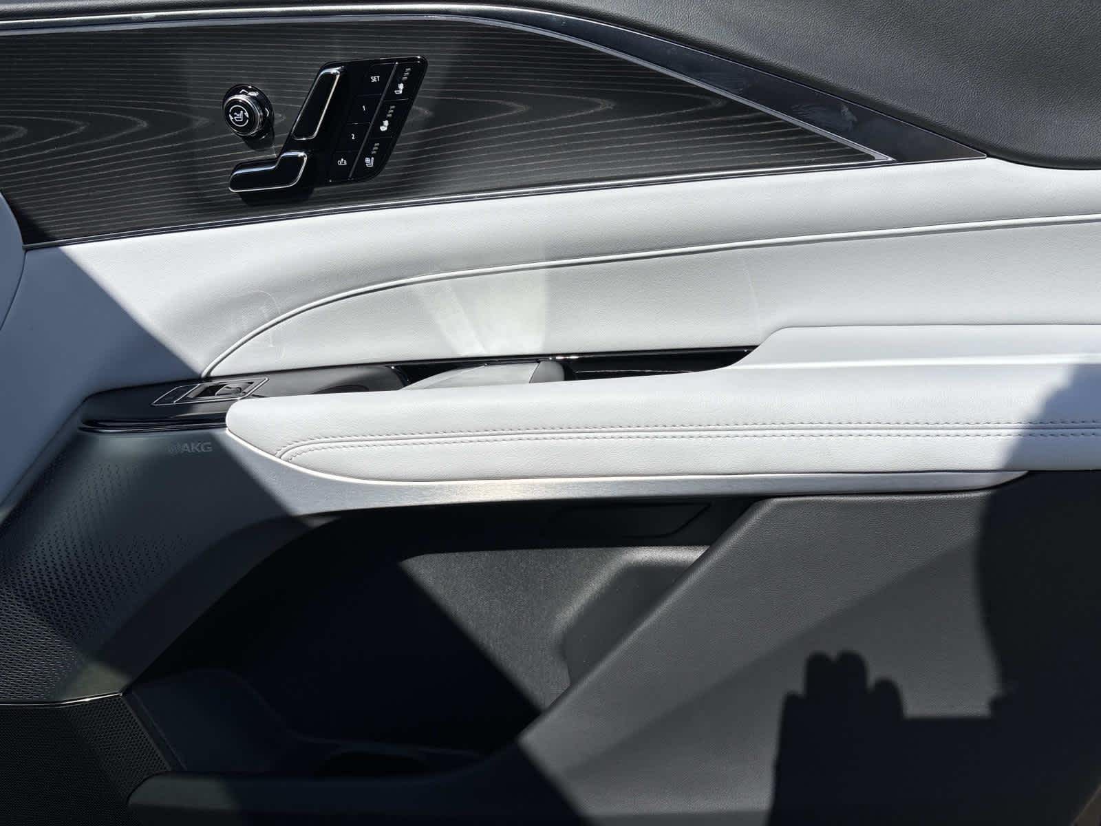 2025 Cadillac LYRIQ Luxury 2