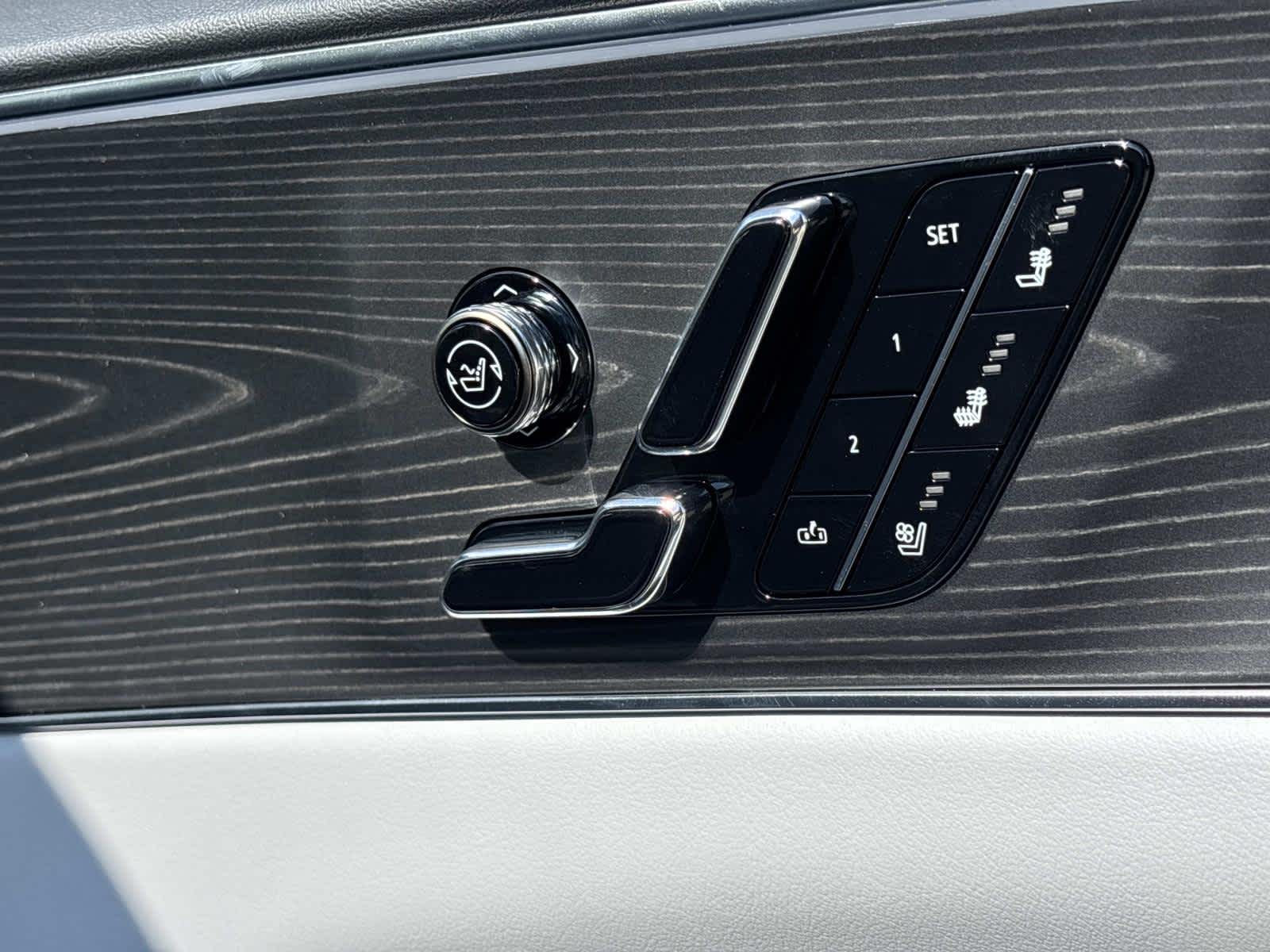 2025 Cadillac LYRIQ Luxury 2