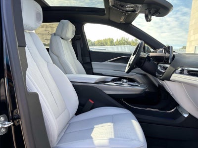 2025 Cadillac LYRIQ Luxury 2