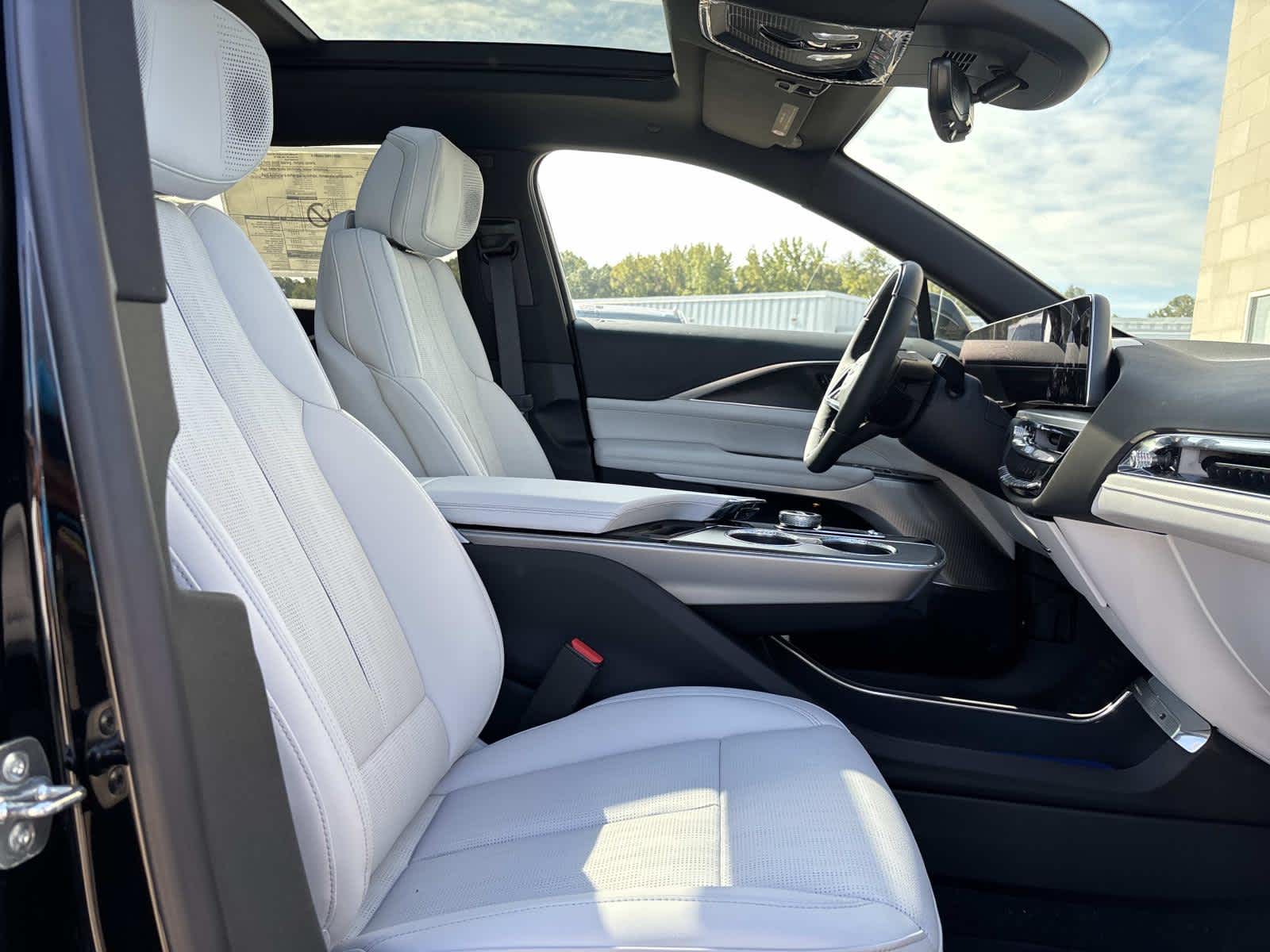 2025 Cadillac LYRIQ Luxury 2