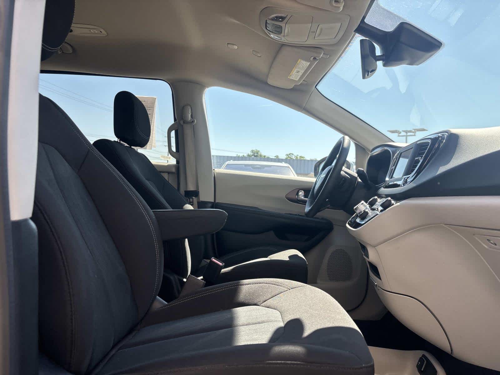 2023 Chrysler Voyager LX